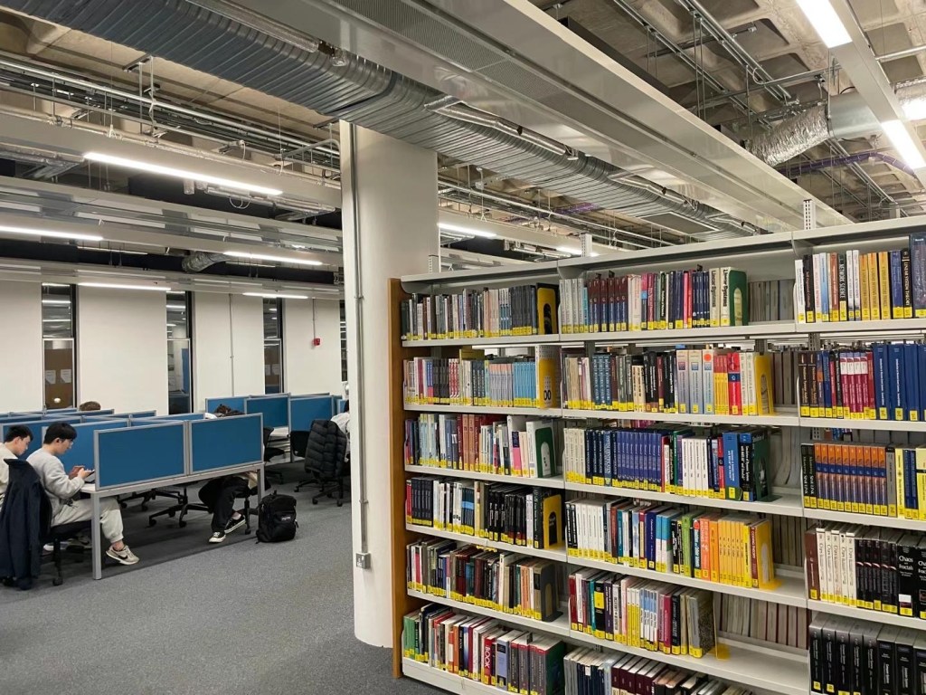 Fruit fly in the library&nbsp;图书馆的果蝇